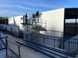 Cerramiento de pabellón polideportivo en El Barrado con estructura metálica